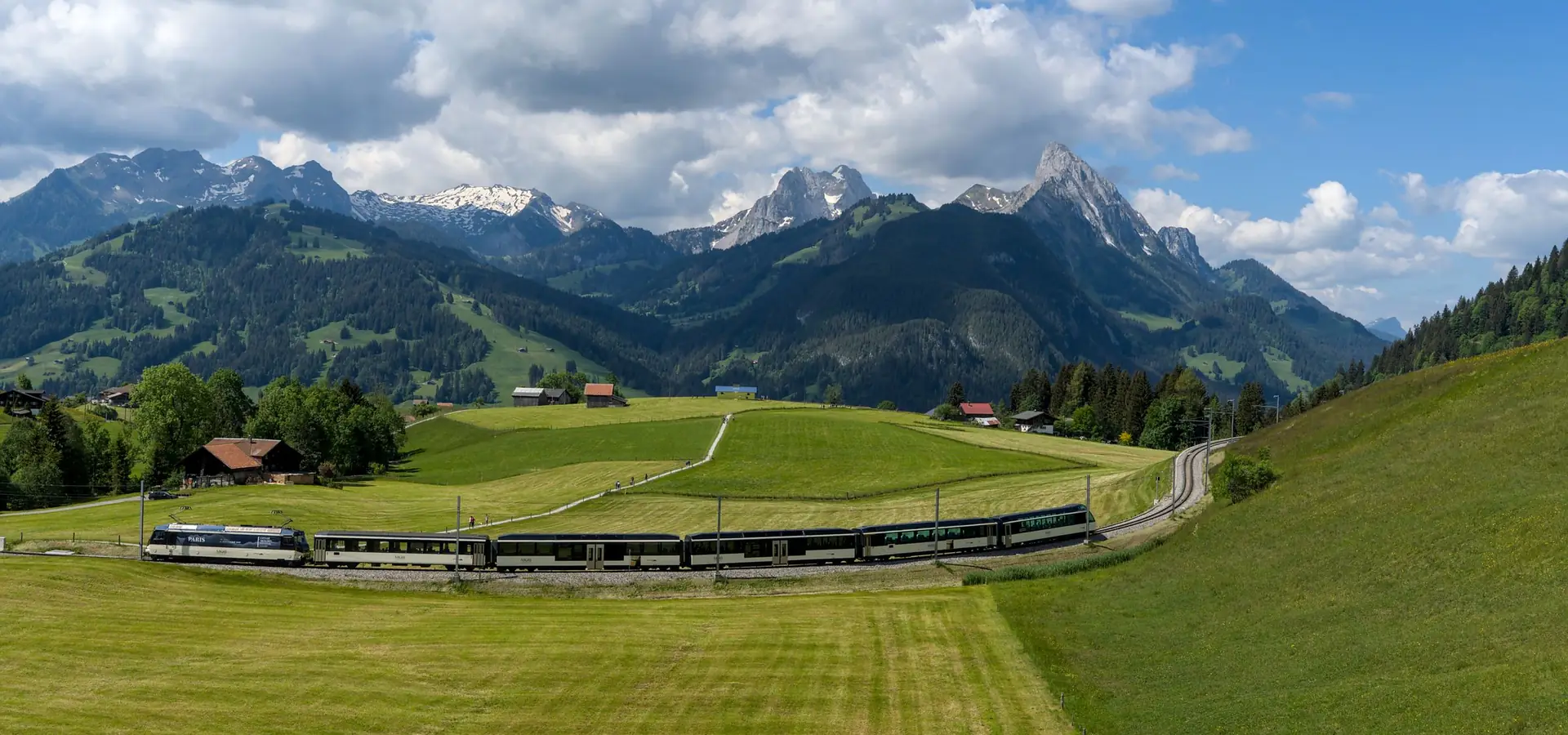 Zug im Saanental in den Schweizer Alpen