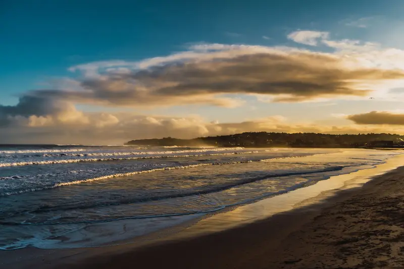 Leerer Strand und Meer in der Abenddämmerung