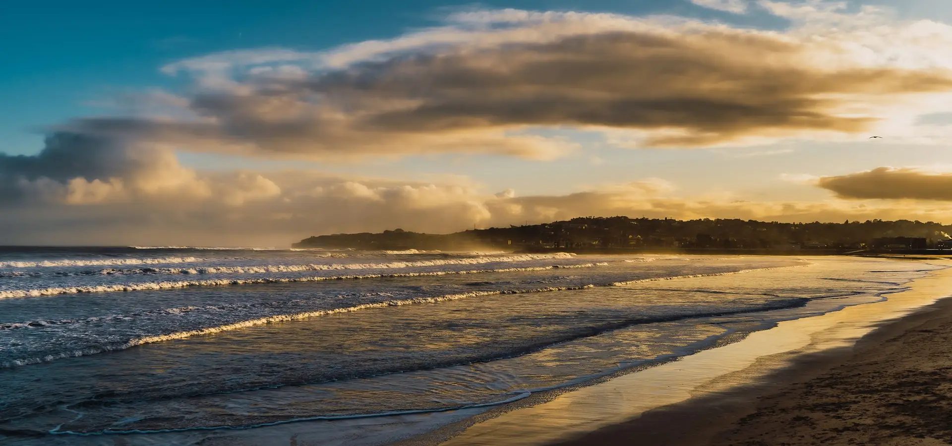 Leerer Strand und Meer in der Abenddämmerung