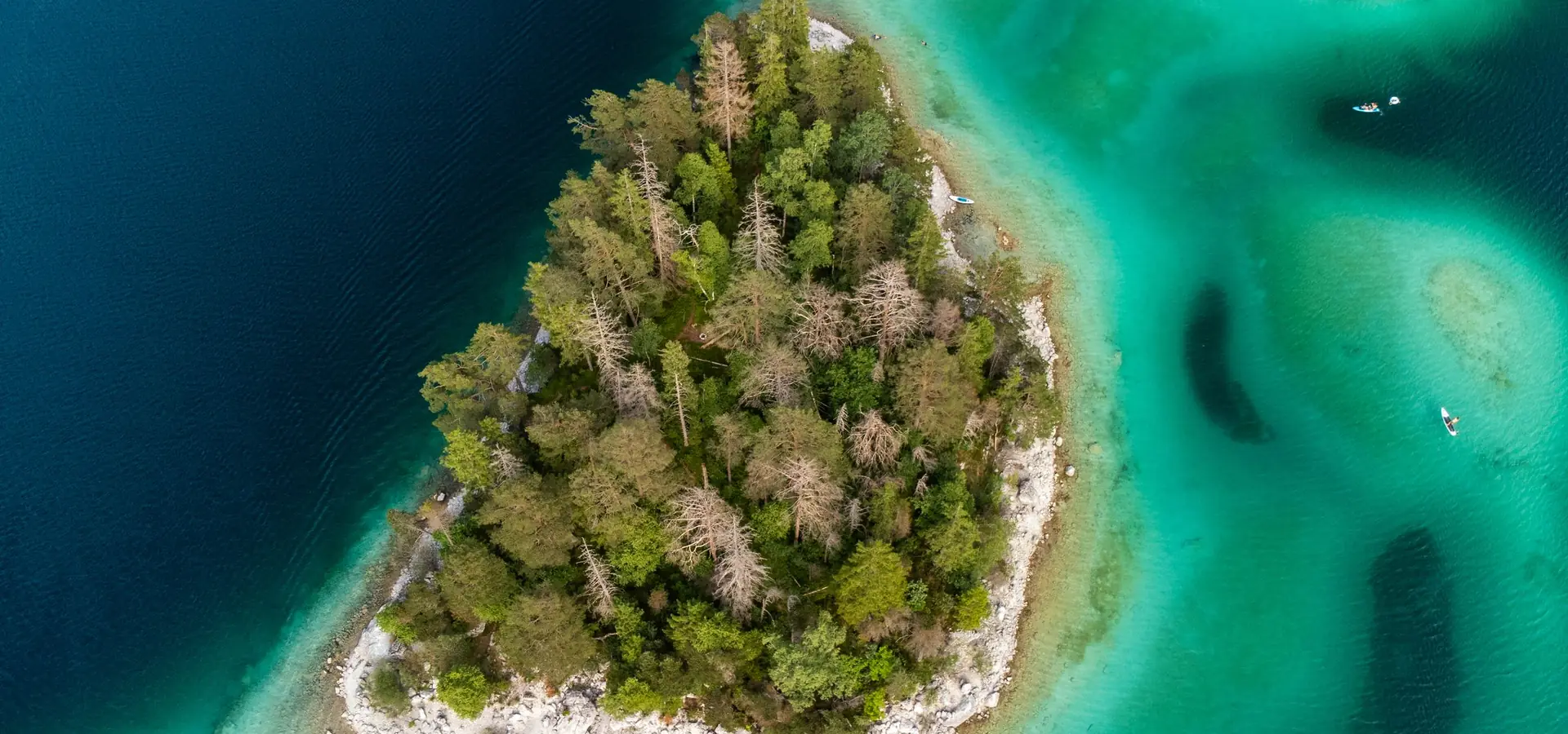 Tropische Insel mit türkisem Wasser von oben