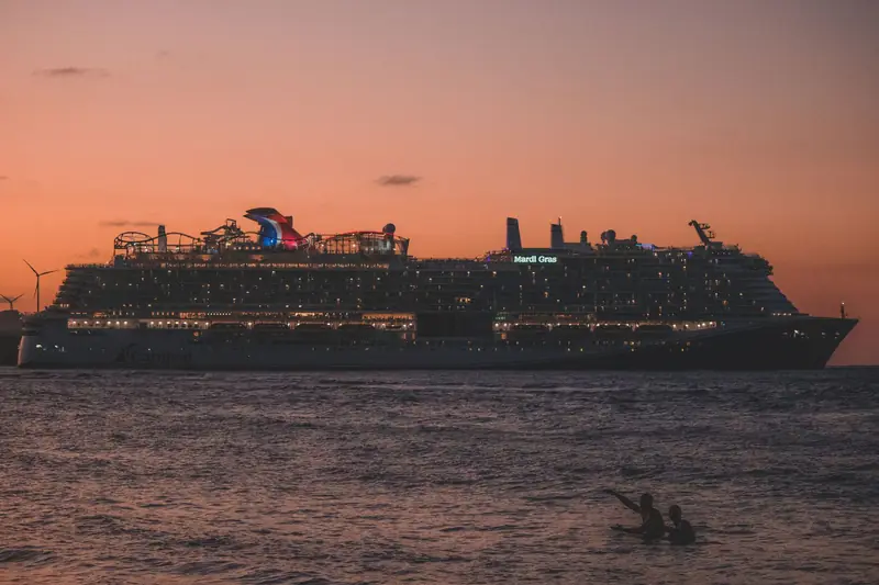 Kreuzfahrtschiff auf dem Meer bei Sonnenuntergang