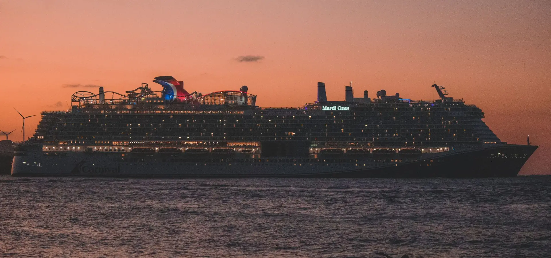 Kreuzfahrtschiff auf dem Meer bei Sonnenuntergang